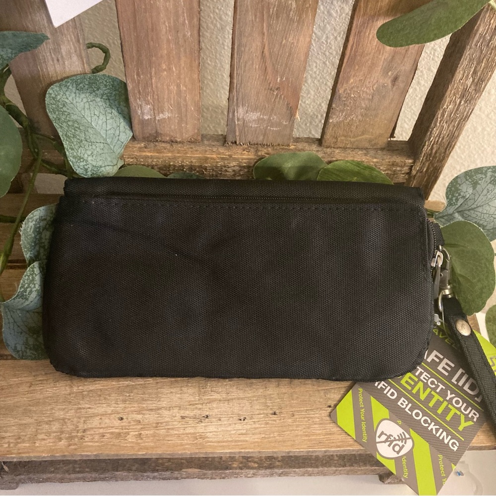 TRAVELON SAFE ID RFID BLOCKING PROTECT YOUR IDENTITY QUILTED WRISTLET NEW - Picture 3 of 13